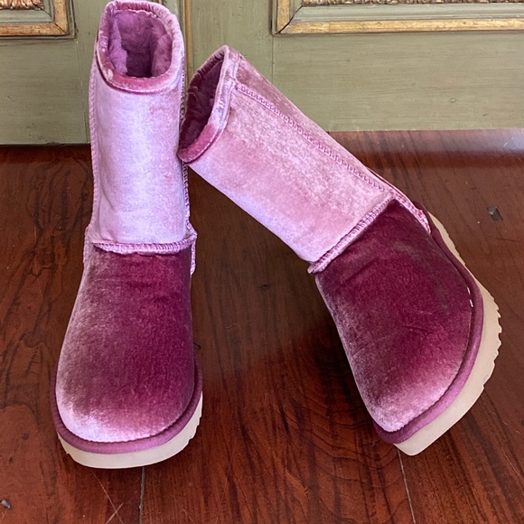 NIB UGGs classic short II velvet boots - Picture 2 of 13
